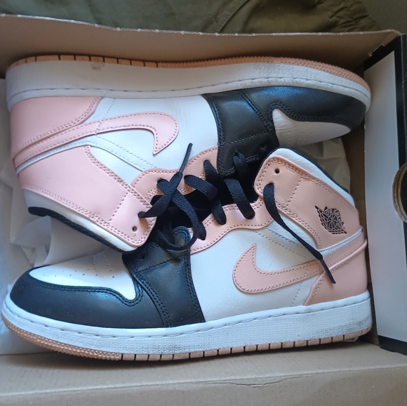 ❣️SOLD ❣️AIR JORDAN 1 MID GS - Picture 3 of 7